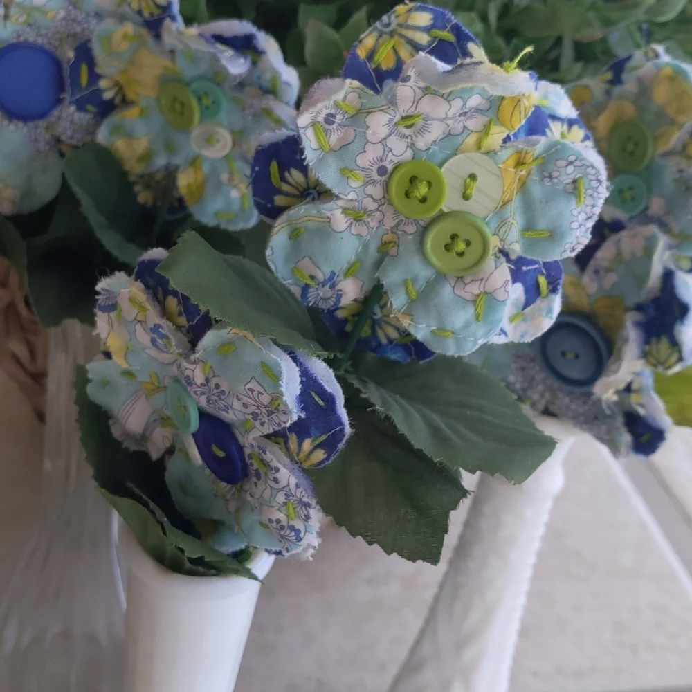 3 vintage vases with handmade flowers 🌼🌸